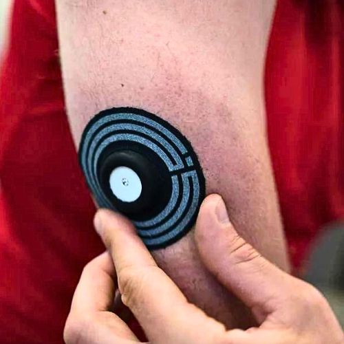 Un dispositivo innovativo per il monitoraggio del glucosio nel sangue in tempo reale. Fornisce informazioni immediate sull'andamento dei livelli di zucchero nel sangue, consentendo agli atleti di ottimizzare la nutrizione e migliorare le prestazioni. 