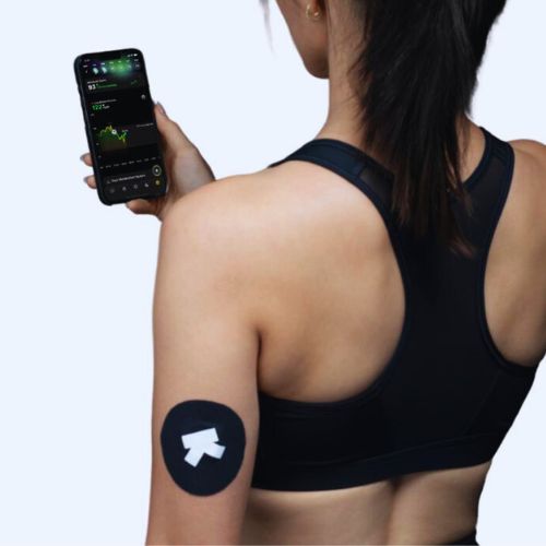 Un sistema di monitoraggio del glucosio senza puntura. Utilizza un sensore indossabile per misurare continuamente i livelli di glucosio nel sangue, eliminando la necessità di punture dolorose. 